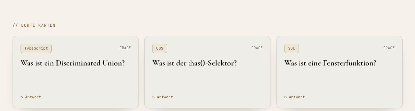 Drei Beispielkarten aus CodeFlash: Fragen zu TypeScript, CSS und SQL, jeweils mit Antwort zum Aufdecken.